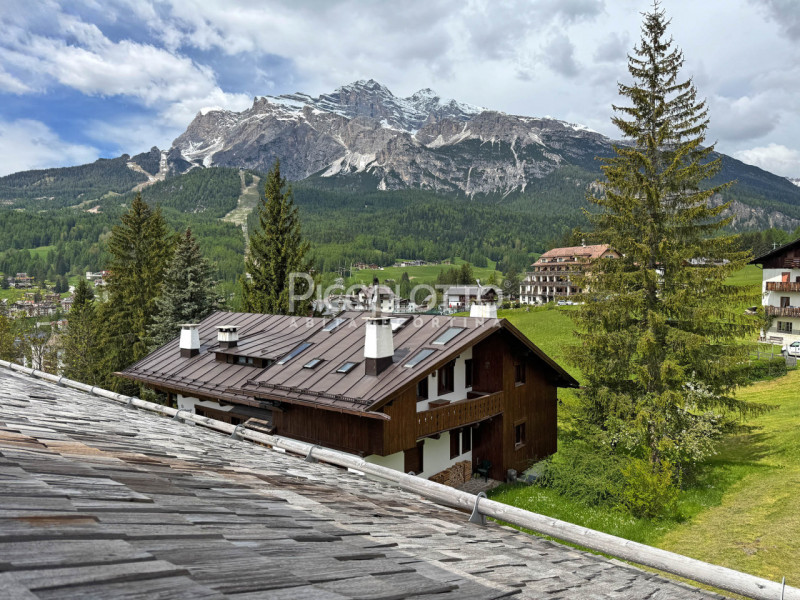 Rif. V5293 – Nel cuore di Cortina d’Ampezzo, nella rinomata località di Verocai, proponiamo in ve...