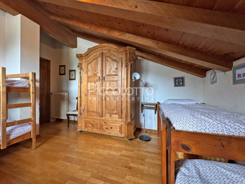 Rif. V5293 – Nel cuore di Cortina d’Ampezzo, nella rinomata località di Verocai, proponiamo in ve...