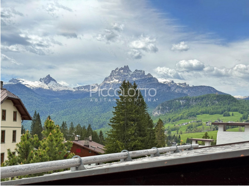 Rif. V5293 – Nel cuore di Cortina d’Ampezzo, nella rinomata località di Verocai, proponiamo in ve...