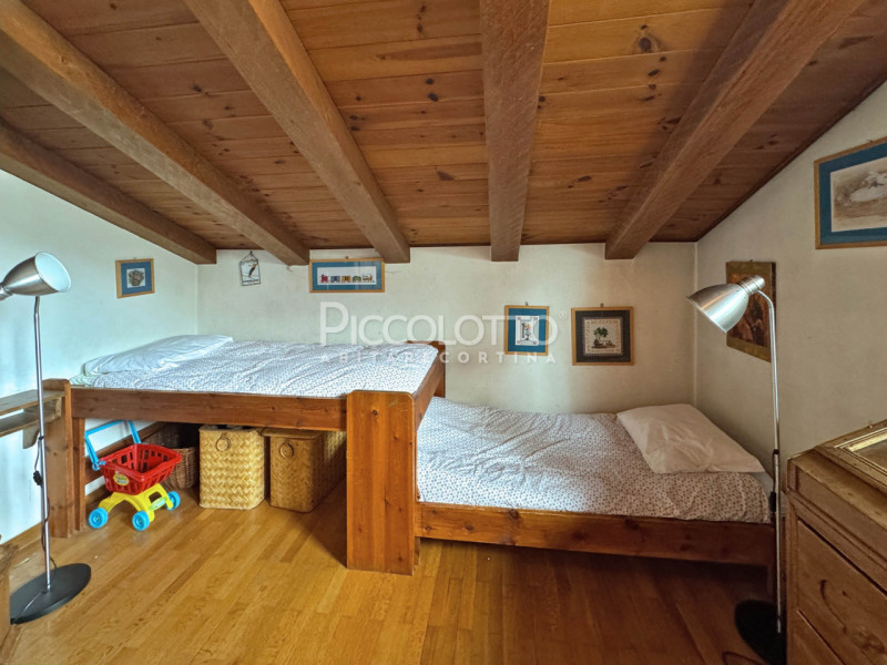 Rif. V5293 – Nel cuore di Cortina d’Ampezzo, nella rinomata località di Verocai, proponiamo in ve...