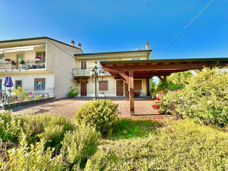 Nella frazione di Madonna di Lonigo proponiamo una casa singola composta da due unità abitative i...