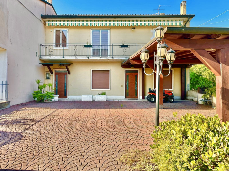 Nella frazione di Madonna di Lonigo proponiamo una casa singola composta da due unità abitative i...