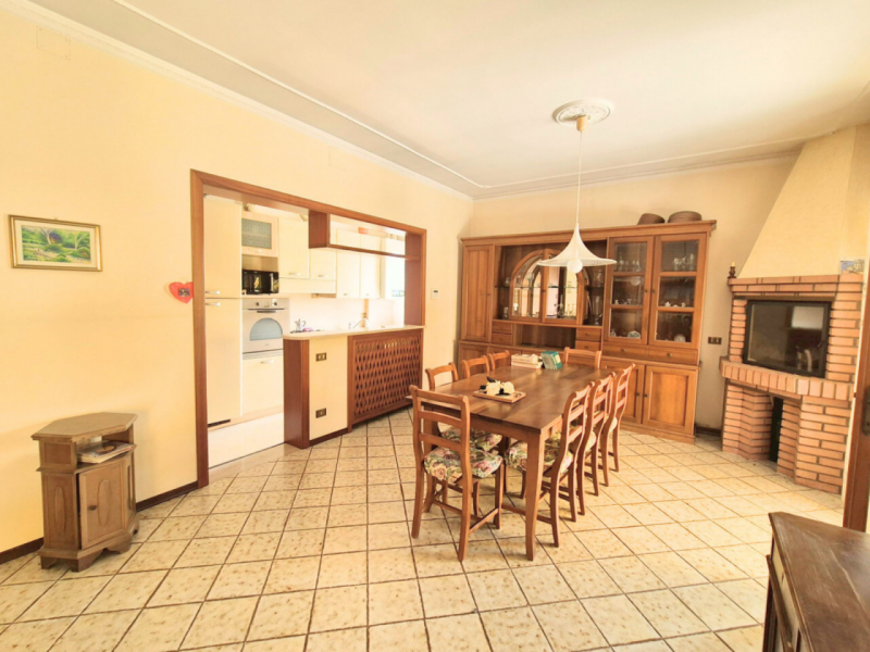 Nella frazione di Madonna di Lonigo proponiamo una casa singola composta da due unità abitative i...