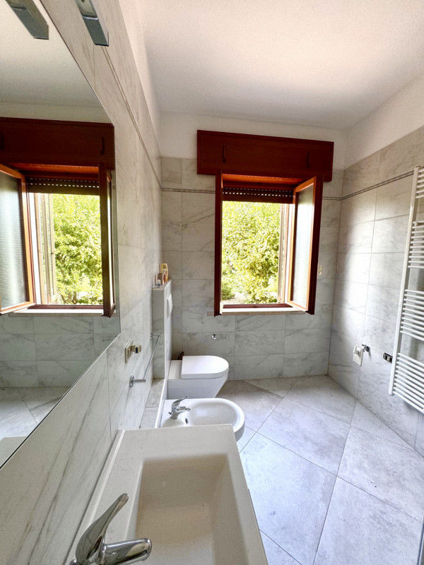 Nella frazione di Madonna di Lonigo proponiamo una casa singola composta da due unità abitative i...