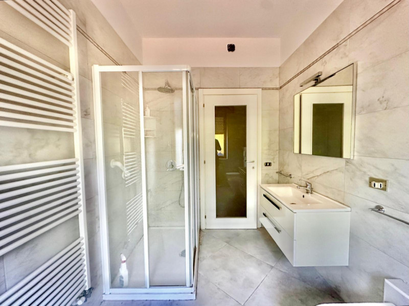 Nella frazione di Madonna di Lonigo proponiamo una casa singola composta da due unità abitative i...