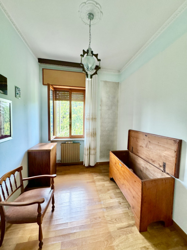 Nella frazione di Madonna di Lonigo proponiamo una casa singola composta da due unità abitative i...