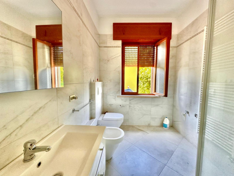 Nella frazione di Madonna di Lonigo proponiamo una casa singola composta da due unità abitative i...