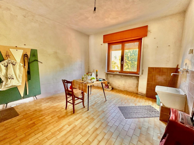 Nella frazione di Madonna di Lonigo proponiamo una casa singola composta da due unità abitative i...