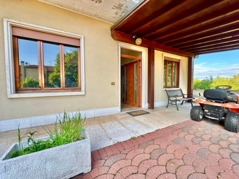 Nella frazione di Madonna di Lonigo proponiamo una casa singola composta da due unità abitative i...