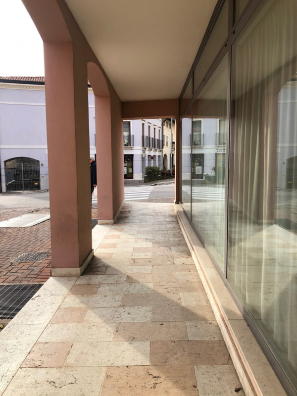 AFFITASI in posizione centrale a Piovene Rocchette, proponiamo una straordinaria opportunità per ...