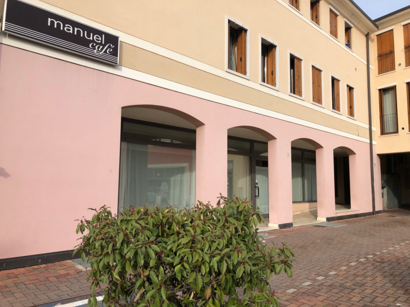 AFFITASI in posizione centrale a Piovene Rocchette, proponiamo una straordinaria opportunità per ...