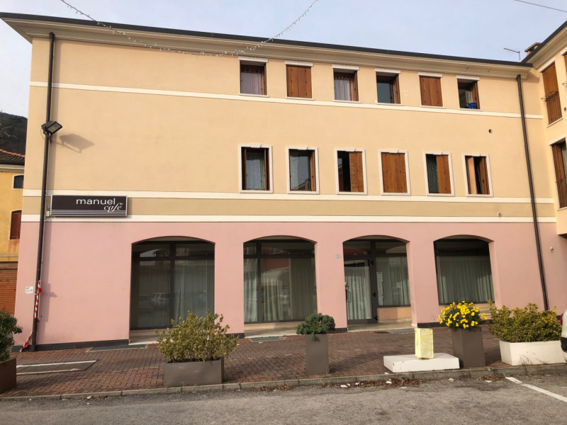 AFFITASI in posizione centrale a Piovene Rocchette, proponiamo una straordinaria opportunità per ...