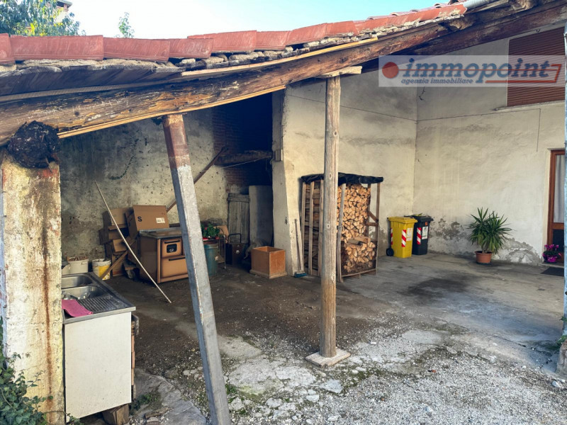 Abitazione rustica sita a Cusinati di Rosà. 
Questa proprietà offre una buona superficie distribu...