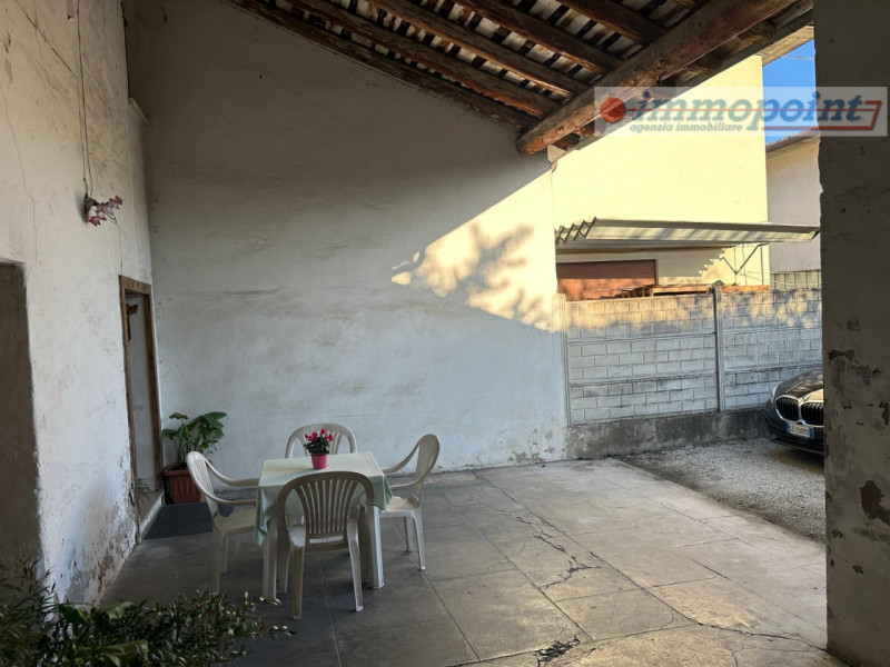 Abitazione rustica sita a Cusinati di Rosà. 
Questa proprietà offre una buona superficie distribu...