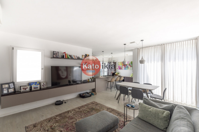 Moderna Villa Bifamiliare con Giardino, Terrazze in Classe Energetica A3
In zona precollinare e p...