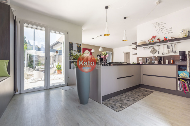 Moderna Villa Bifamiliare con Giardino, Terrazze in Classe Energetica A3
In zona precollinare e p...