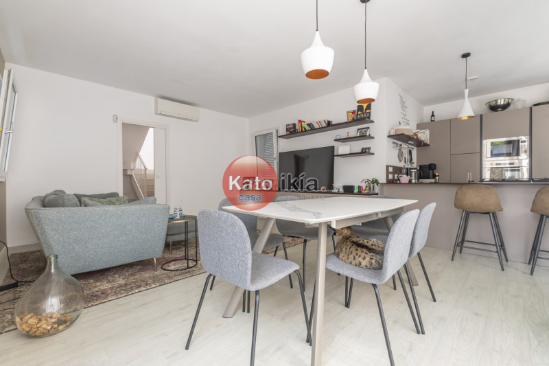 Moderna Villa Bifamiliare con Giardino, Terrazze in Classe Energetica A3
In zona precollinare e p...