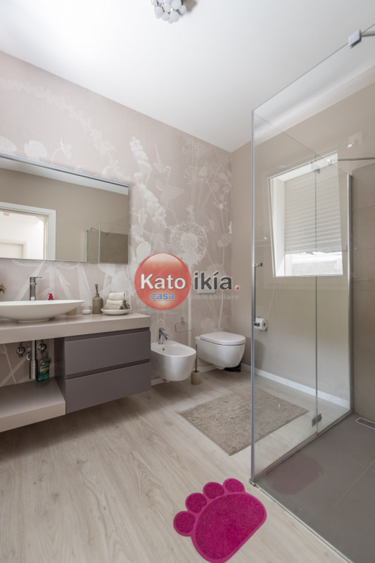 Moderna Villa Bifamiliare con Giardino, Terrazze in Classe Energetica A3
In zona precollinare e p...