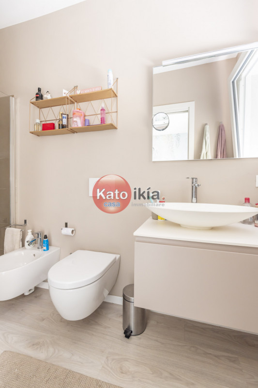 Moderna Villa Bifamiliare con Giardino, Terrazze in Classe Energetica A3
In zona precollinare e p...