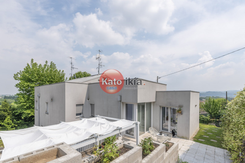 Moderna Villa Bifamiliare con Giardino, Terrazze in Classe Energetica A3
In zona precollinare e p...