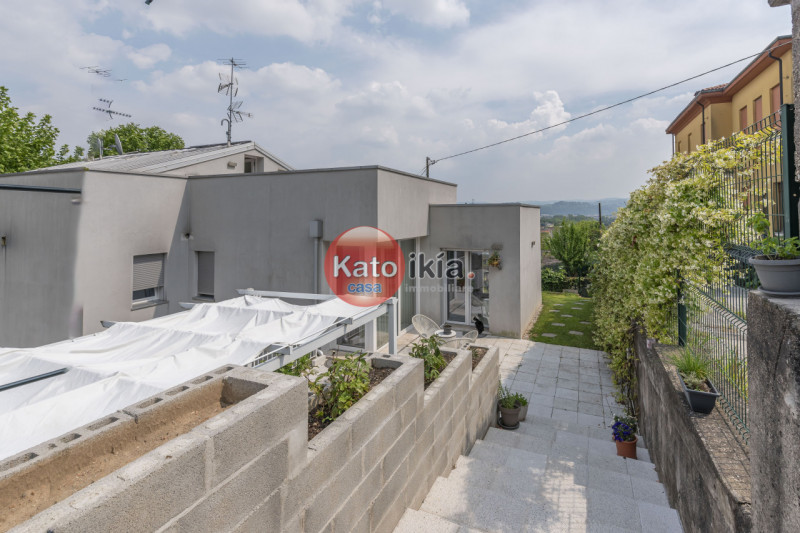 Moderna Villa Bifamiliare con Giardino, Terrazze in Classe Energetica A3
In zona precollinare e p...