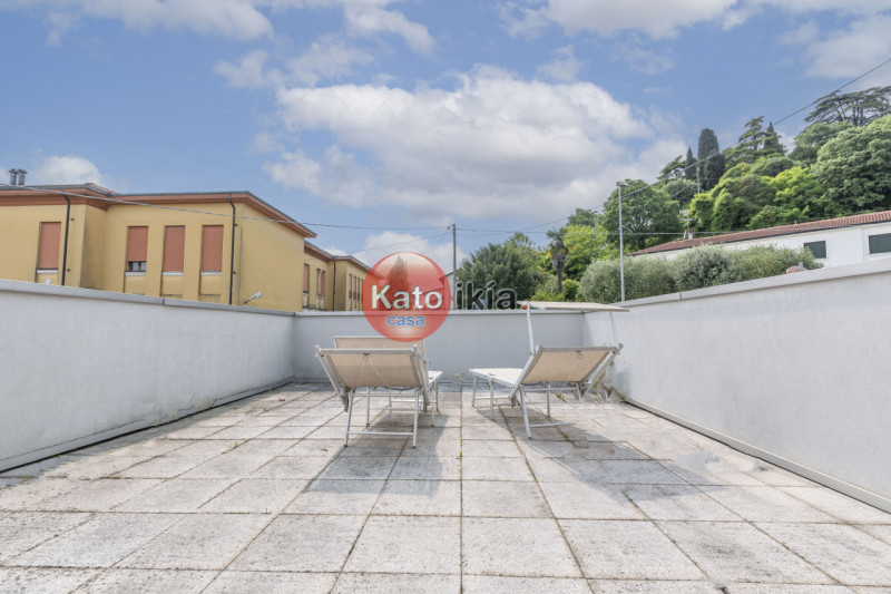 Moderna Villa Bifamiliare con Giardino, Terrazze in Classe Energetica A3
In zona precollinare e p...