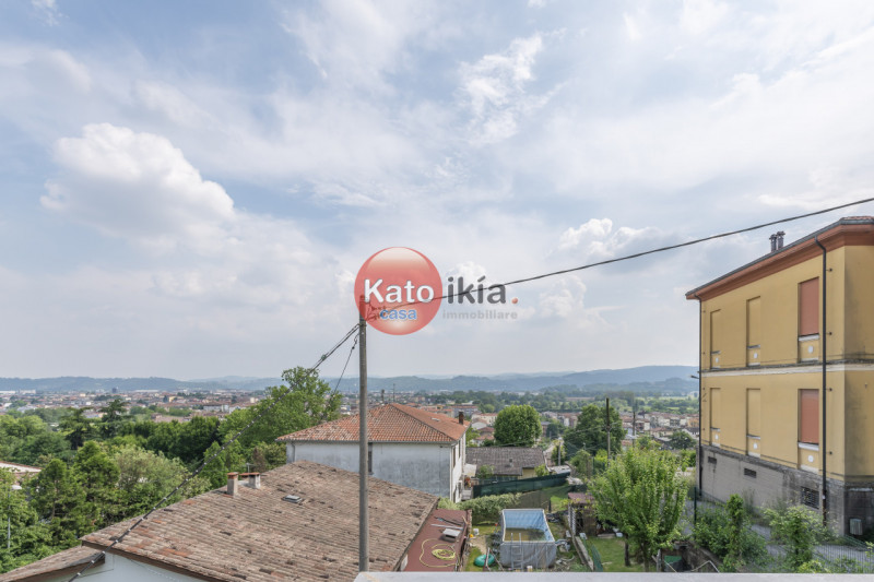 Moderna Villa Bifamiliare con Giardino, Terrazze in Classe Energetica A3
In zona precollinare e p...