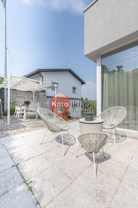 Moderna Villa Bifamiliare con Giardino, Terrazze in Classe Energetica A3
In zona precollinare e p...