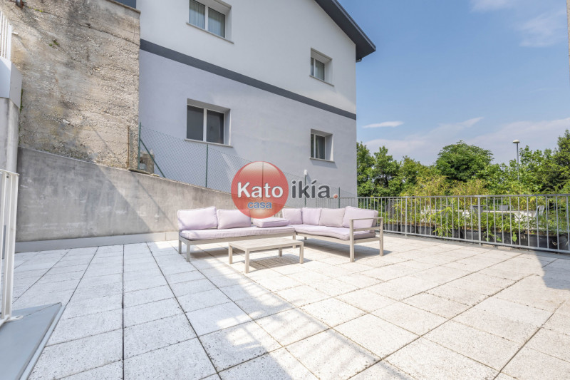 Moderna Villa Bifamiliare con Giardino, Terrazze in Classe Energetica A3
In zona precollinare e p...