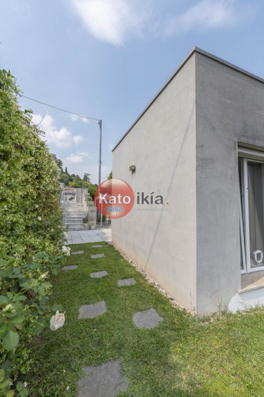 Moderna Villa Bifamiliare con Giardino, Terrazze in Classe Energetica A3
In zona precollinare e p...