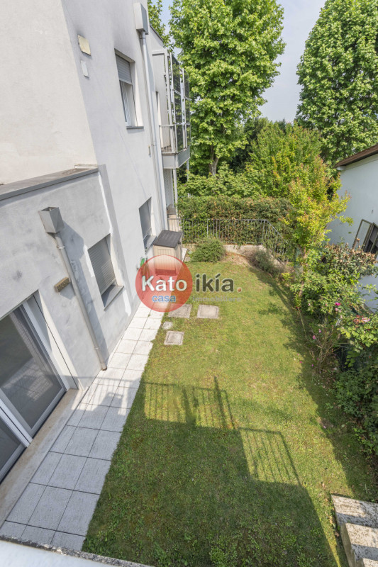 Moderna Villa Bifamiliare con Giardino, Terrazze in Classe Energetica A3
In zona precollinare e p...