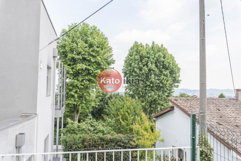 Moderna Villa Bifamiliare con Giardino, Terrazze in Classe Energetica A3
In zona precollinare e p...