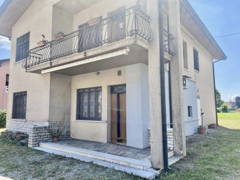 (Per INFO 3316190143) Situata nel cuore di Badoere, questa incantevole casa singola terratetto of...