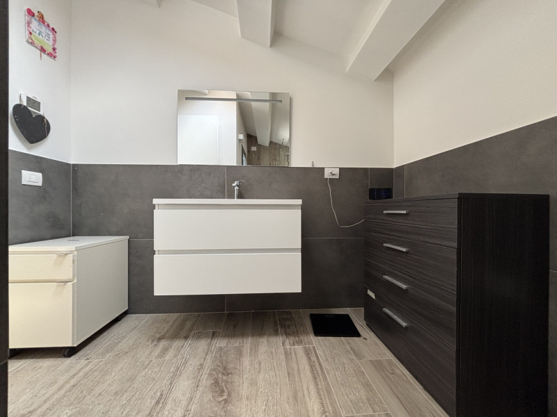 Se stai cercando una casa moderna, confortevole e completamente ristrutturata, questa è la soluzi...