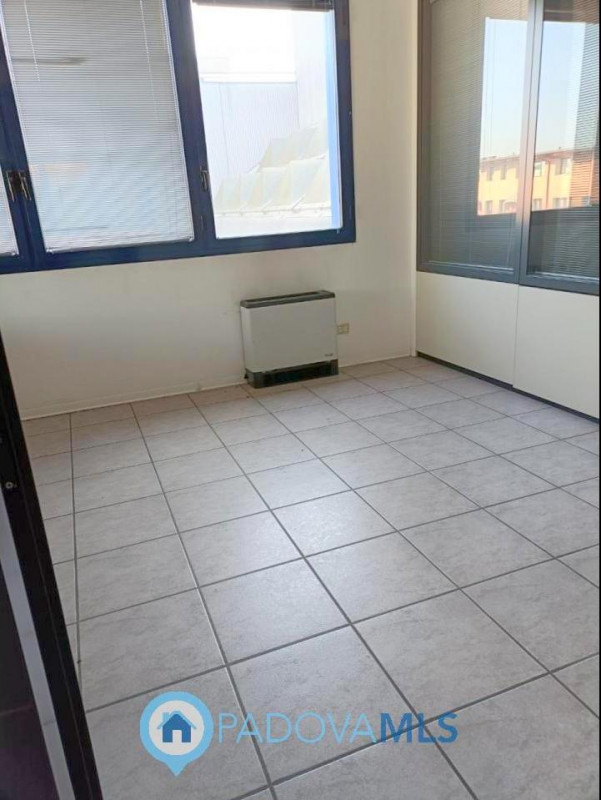 Immobile in esclusiva al Gruppo Padova MLS

Scopri un'opportunità unica in posizione strategica. ...