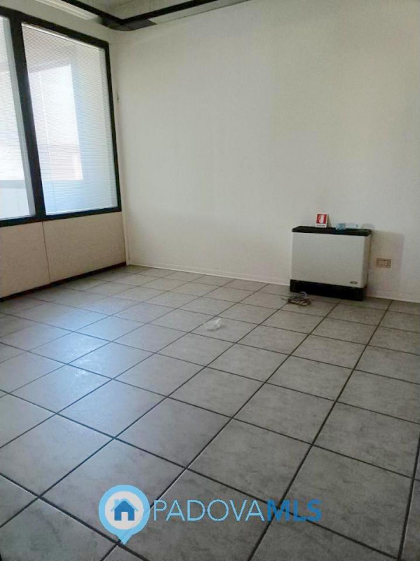 Immobile in esclusiva al Gruppo Padova MLS

Scopri un'opportunità unica in posizione strategica. ...