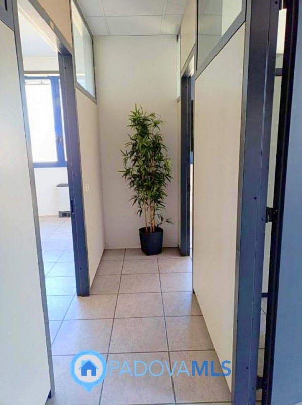 Immobile in esclusiva al Gruppo Padova MLS

Scopri un'opportunità unica in posizione strategica. ...