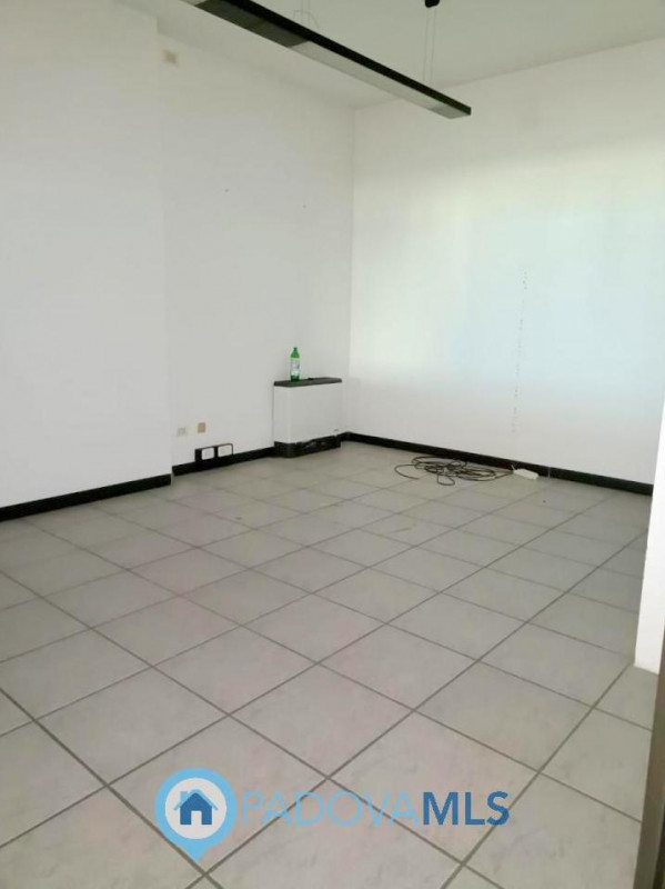 Immobile in esclusiva al Gruppo Padova MLS

Scopri un'opportunità unica in posizione strategica. ...