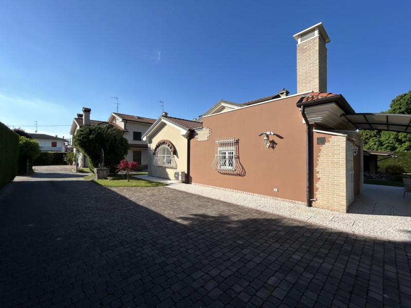 Comfort ed Eleganza in Residence: Casa Singola a Selvazzano! 

Nel cuore di Selvazzano Dentro, al...