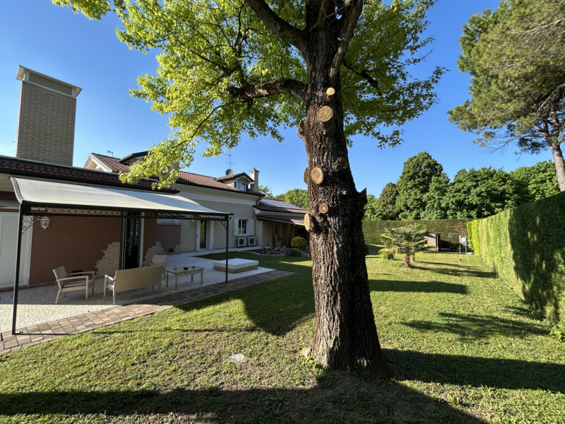 Comfort ed Eleganza in Residence: Casa Singola a Selvazzano! 

Nel cuore di Selvazzano Dentro, al...