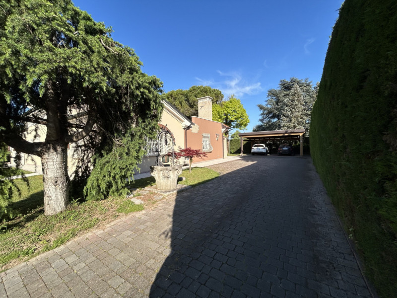 Comfort ed Eleganza in Residence: Casa Singola a Selvazzano! 

Nel cuore di Selvazzano Dentro, al...