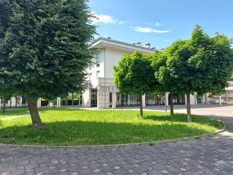 Rif. AT178 - A pochi passi dalla suggestiva Villa Bassi, proponiamo un rinnovato appartamento dup...