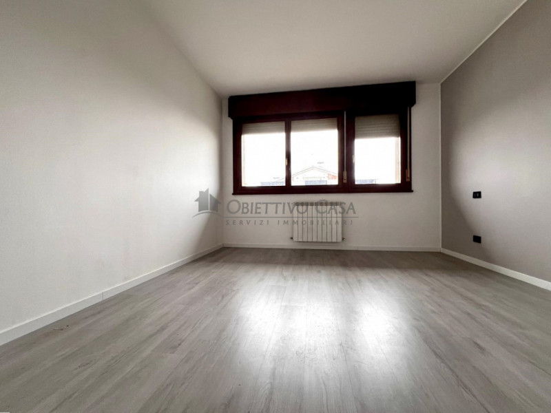 Rif. AT178 - A pochi passi dalla suggestiva Villa Bassi, proponiamo un rinnovato appartamento dup...