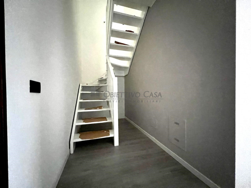 Rif. AT178 - A pochi passi dalla suggestiva Villa Bassi, proponiamo un rinnovato appartamento dup...