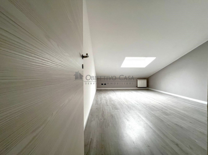 Rif. AT178 - A pochi passi dalla suggestiva Villa Bassi, proponiamo un rinnovato appartamento dup...