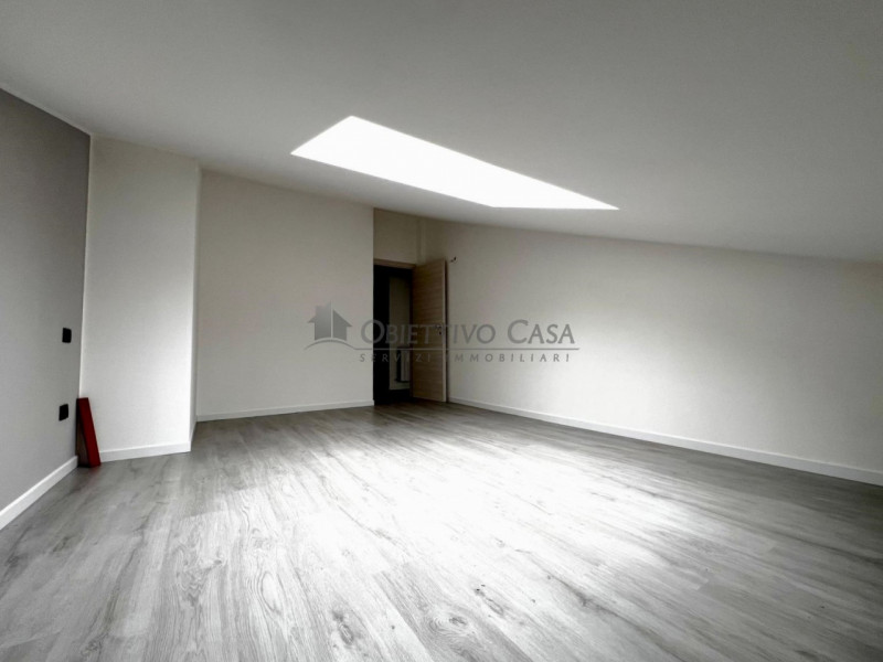 Rif. AT178 - A pochi passi dalla suggestiva Villa Bassi, proponiamo un rinnovato appartamento dup...