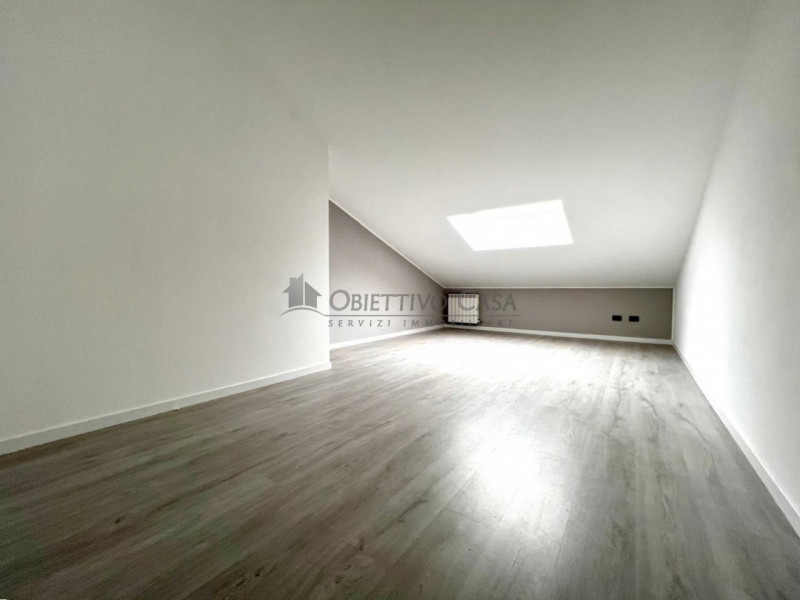 Rif. AT178 - A pochi passi dalla suggestiva Villa Bassi, proponiamo un rinnovato appartamento dup...