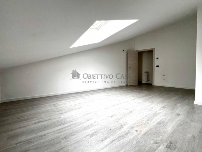 Rif. AT178 - A pochi passi dalla suggestiva Villa Bassi, proponiamo un rinnovato appartamento dup...