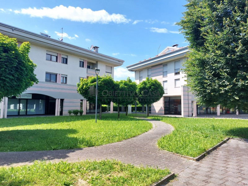 Rif. AT178 - A pochi passi dalla suggestiva Villa Bassi, proponiamo un rinnovato appartamento dup...