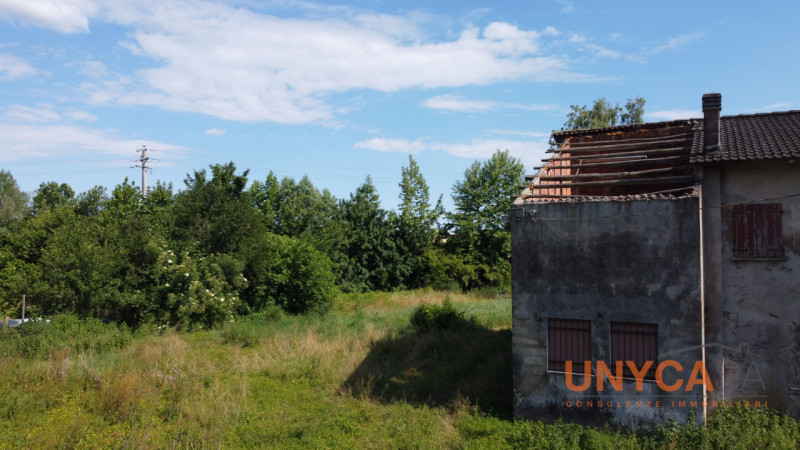 In posizione tranquilla e immersa nel verde, proponiamo rustico indipendente di circa 200 mq da r...